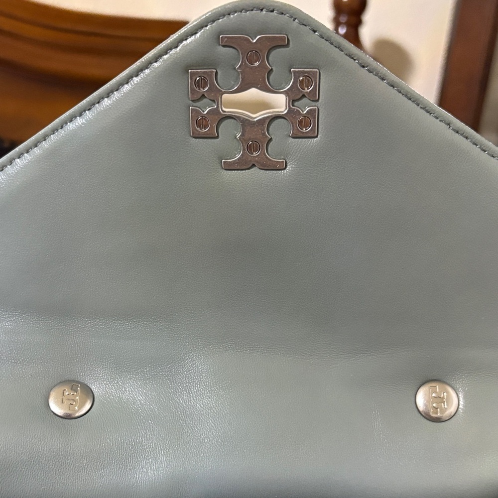 Tory Burch🍀light Gray Small Kira chain Quilted Leather Crossbody Bag-Beautiful - Picture 12 of 14
